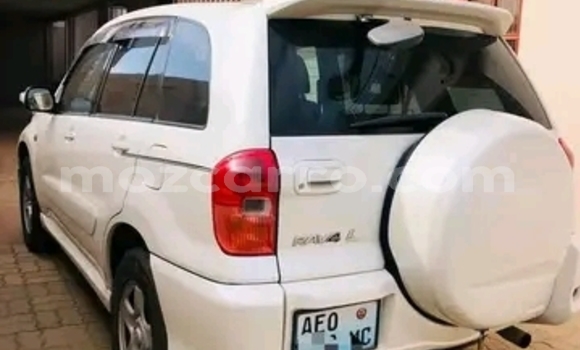 Nunua Ilio tumika Toyota RAV4 Nyeupe Gari ndani ya Maputo nchini Maputo