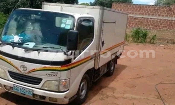 Comprar Usado Toyota Dyna Branco Carro em Maputo em Maputo