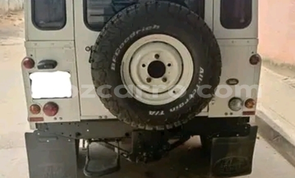 Buy Used Land Rover Defender White Car in Maputo in Maputo Buy Used Land Rover Defender White Car in Maputo in Maputo