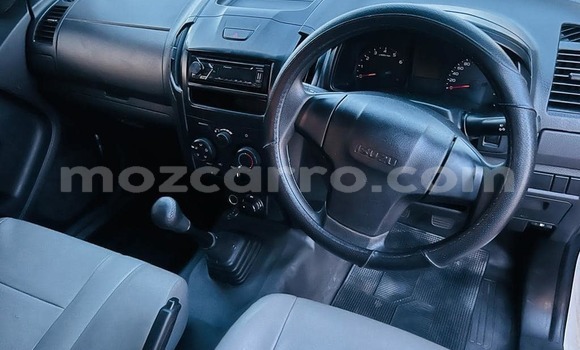 Tenga Tsaru Isuzu D-MAX Chena Mota in Beautiful vista in Maputo Tenga Tsaru Isuzu D-MAX Chena Mota in Beautiful vista in Maputo