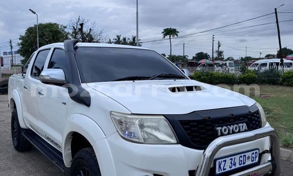 Nunua Ilio tumika Toyota Hilux Nyeupe Gari ndani ya Maputo nchini Maputo
