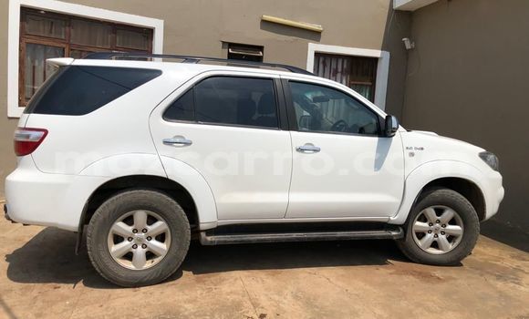 Comprar Usado Toyota Fortuner Branco Carro em Maputo em Maputo
