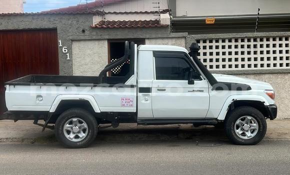 Nunua Ilio tumika Toyota Land Cruiser Nyeupe Gari ndani ya Maputo nchini Maputo Nunua Ilio tumika Toyota Land Cruiser Nyeupe Gari ndani ya Maputo nchini Maputo