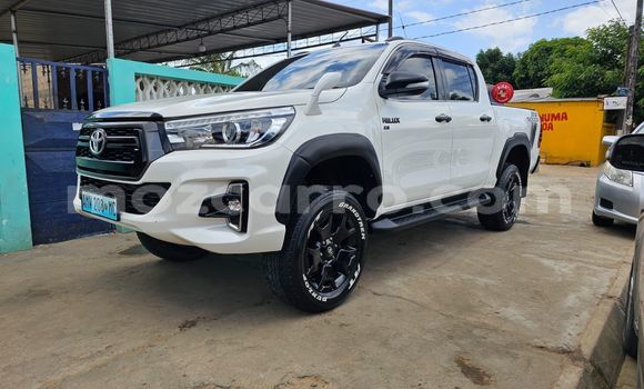 Buy Used Toyota Hiluxe Revo White Car in Maputo in Maputo