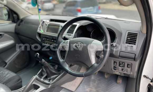 Nunua Ilio tumika Toyota Hilux Nyeupe Gari ndani ya Maputo nchini Maputo Nunua Ilio tumika Toyota Hilux Nyeupe Gari ndani ya Maputo nchini Maputo
