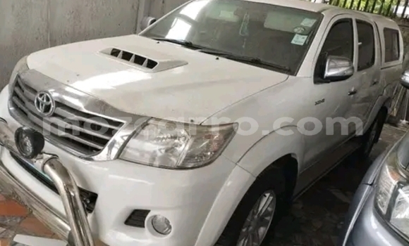 Comprar Usado Toyota Hilux Branco Carro em Maputo em Maputo