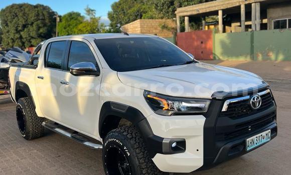 Buy Used Toyota Hiluxe Revo White Car in Maputo in Maputo