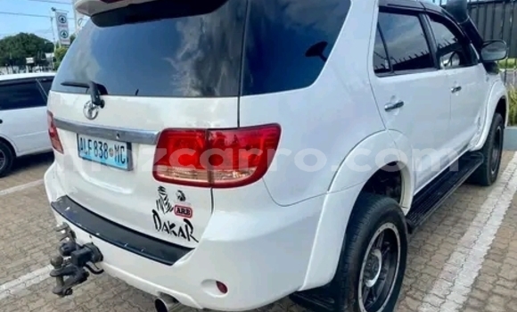 Nunua Ilio tumika Toyota Fortuner Nyeupe Gari ndani ya Maputo nchini Maputo