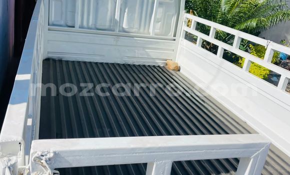 Nunua Ilio tumika Toyota Hiace Nyeupe Gari ndani ya Maputo nchini Maputo Nunua Ilio tumika Toyota Hiace Nyeupe Gari ndani ya Maputo nchini Maputo