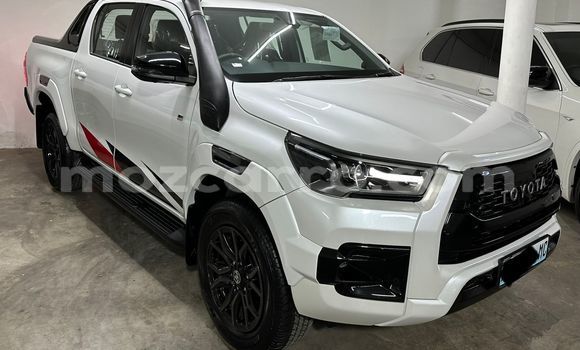 Nunua Ilio tumika Toyota Hiluxe Revo Nyeupe Gari ndani ya Maputo nchini Maputo