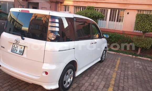 Comprar Usado Toyota Sienta Branco Carro em Maputo em Maputo