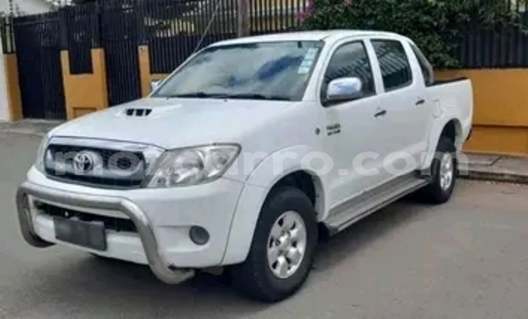 Buy Used Toyota Hilux White Car in Maputo in Maputo