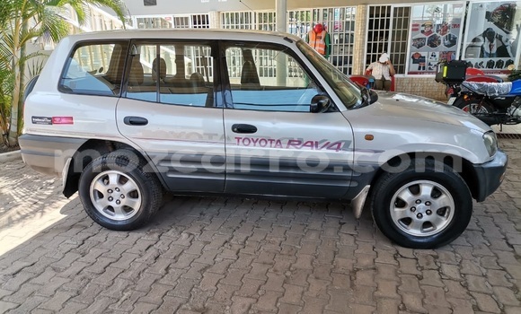 Nunua Ilio tumika Toyota RAV4 Nyeupe Gari ndani ya Maputo nchini Maputo