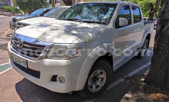 Comprar Usado Toyota Hilux Branco Carro em Maputo em Maputo