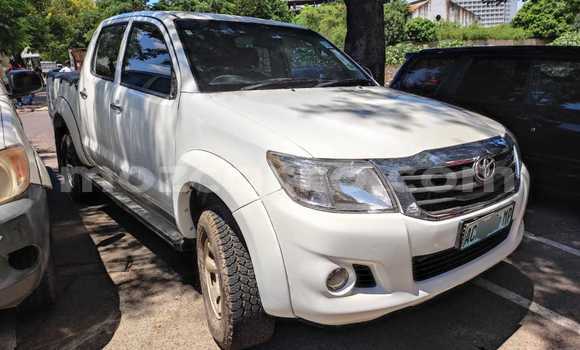 Nunua Ilio tumika Toyota Hilux Nyeupe Gari ndani ya Maputo nchini Maputo Nunua Ilio tumika Toyota Hilux Nyeupe Gari ndani ya Maputo nchini Maputo