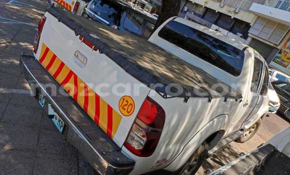 Nunua Ilio tumika Toyota Hilux Nyeupe Gari ndani ya Maputo nchini Maputo Nunua Ilio tumika Toyota Hilux Nyeupe Gari ndani ya Maputo nchini Maputo