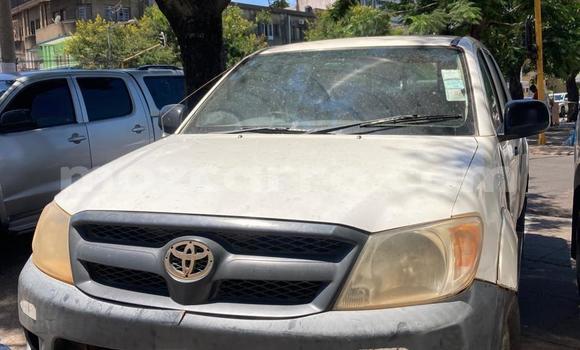 Buy Used Toyota Hilux White Car in Maputo in Maputo