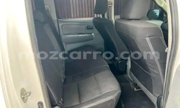 Nunua Ilio tumika Toyota Hilux Nyeupe Gari ndani ya Maputo nchini Maputo Nunua Ilio tumika Toyota Hilux Nyeupe Gari ndani ya Maputo nchini Maputo