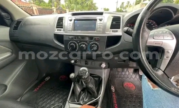 Nunua Ilio tumika Toyota Hilux Nyeupe Gari ndani ya Maputo nchini Maputo Nunua Ilio tumika Toyota Hilux Nyeupe Gari ndani ya Maputo nchini Maputo