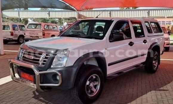 Comprar Usado Isuzu KB Branco Carro em Maputo em Maputo Comprar Usado Isuzu KB Branco Carro em Maputo em Maputo