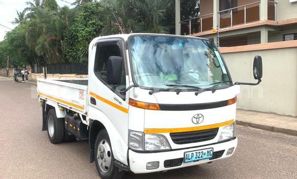 Comprar Usado Toyota Dyna Branco Carro em Maputo em Maputo