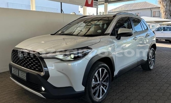 Nunua Ilio tumika Toyota Corolla Cross Nyeupe Gari ndani ya Maputo nchini Maputo