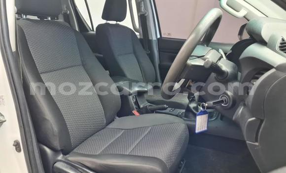 Nunua Ilio tumika Toyota Hilux Nyeupe Gari ndani ya Maputo nchini Maputo Nunua Ilio tumika Toyota Hilux Nyeupe Gari ndani ya Maputo nchini Maputo