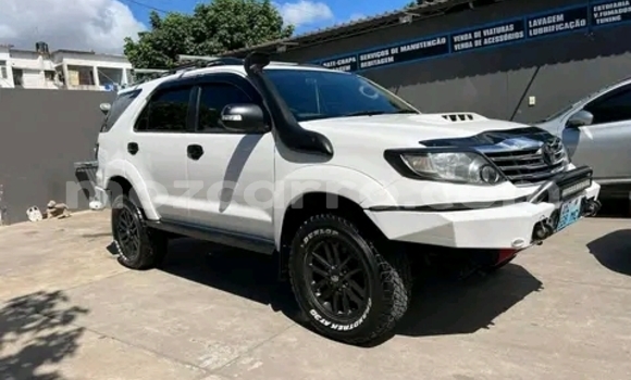 Nunua Ilio tumika Toyota Fortuner Nyeupe Gari ndani ya Maputo nchini Maputo