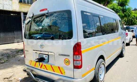 Nunua Ilio tumika Toyota Hiace Fedha Gari ndani ya Maputo nchini Maputo Nunua Ilio tumika Toyota Hiace Fedha Gari ndani ya Maputo nchini Maputo