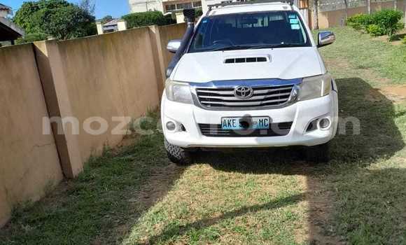 Buy Used Toyota Hilux White Car in Beira in Sofala