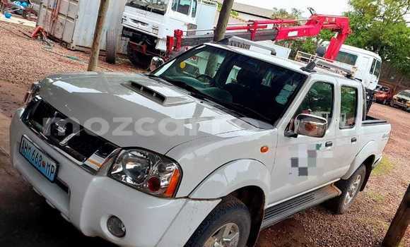 Comprar Usado Nissan Hardbody Branco Carro em Beira em Sofala