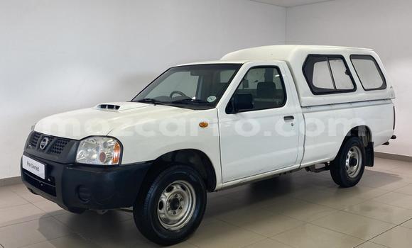 Comprar Usado Nissan NP 300 Branco Carro em Maputo em Maputo