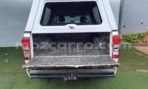 Comprar Usado Isuzu KB Branco Carro em Maputo em Maputo Comprar Usado Isuzu KB Branco Carro em Maputo em Maputo
