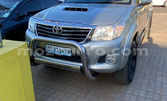 Comprar Usado Toyota Hilux Prata Carro em Maputo em Maputo