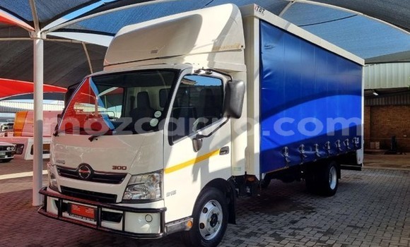 Buy Used Hino 300 Series White Truck in Maputo in Maputo Buy Used Hino 300 Series White Truck in Maputo in Maputo