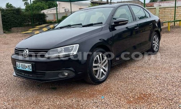 Nunua Ilio tumika Volkswagen Jetta Nyeusi Gari ndani ya Maputo nchini Maputo