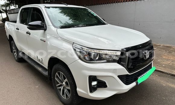 Nunua Ilio tumika Toyota Hiluxe Revo Nyeupe Gari ndani ya Maputo nchini Maputo