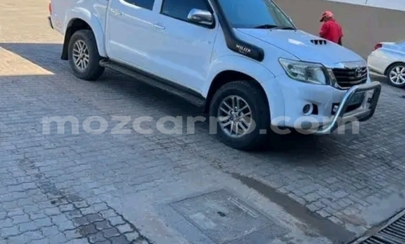 Comprar Usado Toyota Hilux Branco Carro em Maputo em Maputo
