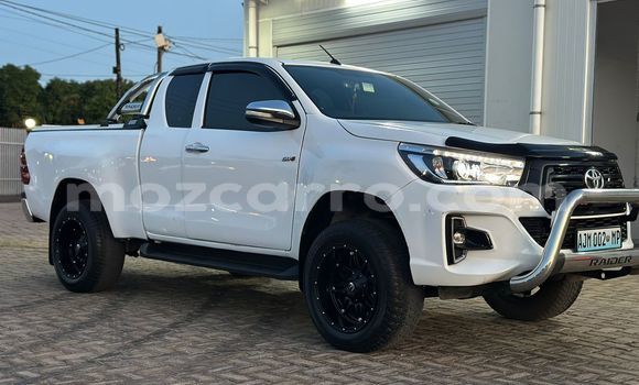 Nunua Ilio tumika Toyota Hiluxe Revo Nyeupe Gari ndani ya Maputo nchini Maputo