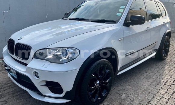 Nunua Ilio tumika BMW X5 Nyeupe Gari ndani ya Maputo nchini Maputo