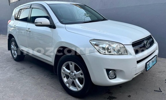 Nunua Ilio tumika Toyota RAV4 Nyeupe Gari ndani ya Maputo nchini Maputo