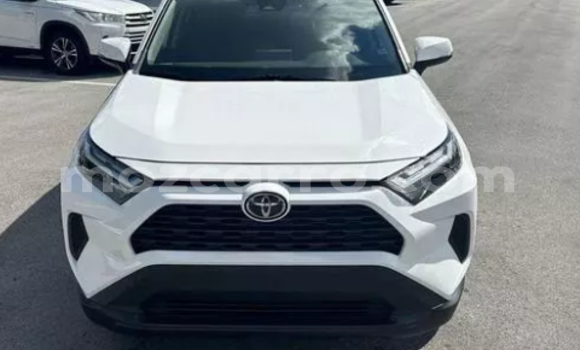 Nunua Ilio tumika Toyota RAV4 Nyeupe Gari ndani ya Beira nchini Sofala