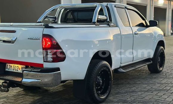 Buy Used Toyota Hiluxe Revo White Car in Maputo in Maputo Buy Used Toyota Hiluxe Revo White Car in Maputo in Maputo