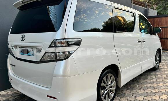 Comprar Usado Toyota Vellfire Branco Carro em Beira em Sofala Comprar Usado Toyota Vellfire Branco Carro em Beira em Sofala