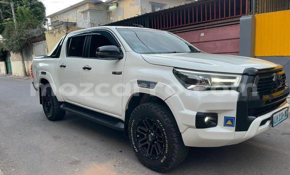 Nunua Ilio tumika Toyota Hiluxe Revo Nyeupe Gari ndani ya Maputo nchini Maputo