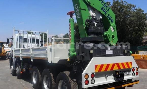 Comprar Usado Mercedes‒Benz Truck Branco Caminhão em Maputo em Maputo Comprar Usado Mercedes‒Benz Truck Branco Caminhão em Maputo em Maputo