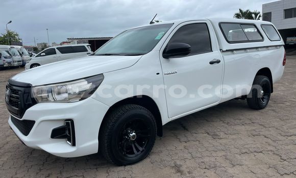 Nunua Ilio tumika Toyota Hiluxe Revo Nyeupe Gari ndani ya Maputo nchini Maputo