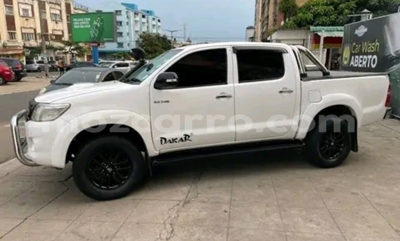 Nunua Ilio tumika Toyota Hilux Nyeupe Gari ndani ya Maputo nchini Maputo