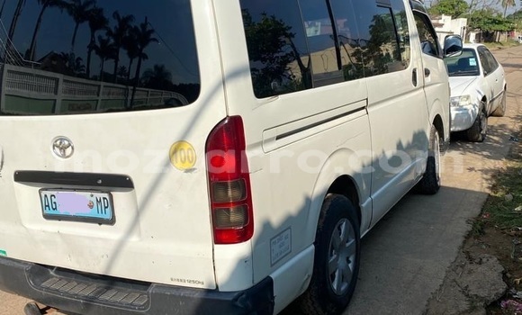 Nunua Ilio tumika Toyota Hiace Nyeupe Gari ndani ya Maputo nchini Maputo Nunua Ilio tumika Toyota Hiace Nyeupe Gari ndani ya Maputo nchini Maputo