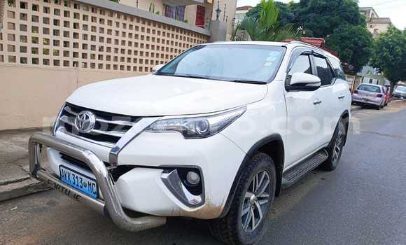 Nunua Ilio tumika Toyota Fortuner Nyeupe Gari ndani ya Maputo nchini Maputo